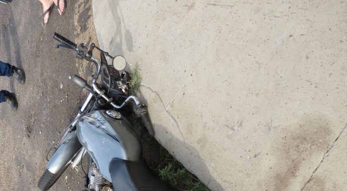 Mulher fica ferida em acidente entre carro e moto, motorista não prestou socorro