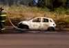 Carro ocupado por casal é destruído por incêndio na SP-294