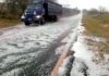 Chuva de granizo cobre vicinal de gelo e chama atenção de motoristas no interior de SP