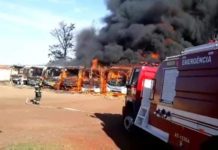 Sete ônibus pegam fogo na garagem de empresa em Santa Cruz do Rio Pardo