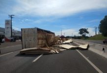 Tombamento de caminhão e carga é registrado na SP-425; polícia pede cautela aos motoristas que passarem pelo local