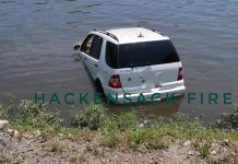 Mulher cai com Mercedes dentro de rio ao confundir freio com acelerador