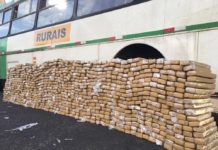 Ônibus com teto forrado de maconha é apreendido pela Polícia Militar Rodoviária