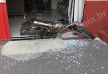 Em acidente moto vai parar dentro de escritório de estabelecimento comercial