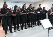 Coral de funcionários faz brilhante apresentação nas comemorações de 10 anos do AME