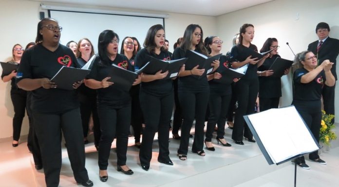 Coral de funcionários faz brilhante apresentação nas comemorações de 10 anos do AME