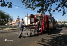 Veículo e Moto batem em esquina da Magid Zacharias