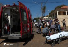 Acidente entre carro e moto foi registrado no final da manhã deste sábado