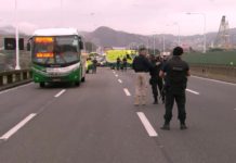 Sequestrador de ônibus na Ponte Rio-Niterói é morto; foram três horas e meia de cerco