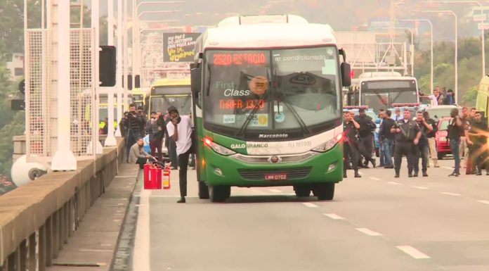 Homem armado faz reféns em ônibus na Ponte Rio-Niterói, que está fechada
