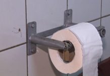 Para evitar furtos, papéis higiênicos são presos com cadeados em terminal de Londrina