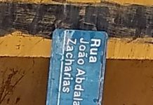 Placa de Trânsito está no chão há mais de mês em bairro da cidade