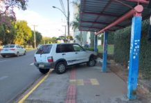 Motorista desvia para evitar bater em outros veículos, vai parar em ponto de ônibus e atinge homem