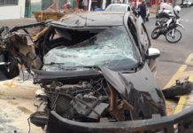 Trecho da Avenida Brasil fica temporariamente interditado após carro bater contra caçamba de entulhos