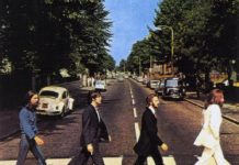 Fãs dos Beatles celebram os 50 anos da icônica foto em Abbey Road e repetem passos da banda
