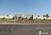 Canteiro central da avenida Rui Barbosa é aberto em frente condomínio