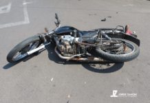 Acidente entre carro e moto no centro de Dracena