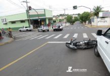 Acidente entre carro e moto na esquina das ruas Osvaldo Paulino dos Santos com Aécio de Feo Flora no jardim Brasilândia.