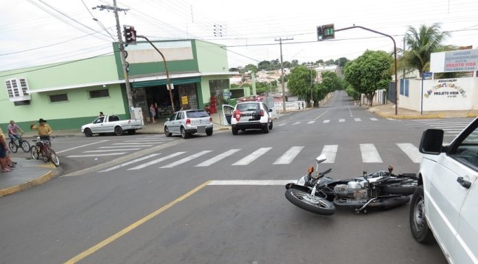 Acidente entre carro e moto na esquina das ruas Osvaldo Paulino dos Santos com Aécio de Feo Flora no jardim Brasilândia.