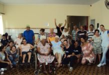 Diretoras e integrantes do projeto de música da AVAHU visitam a Casa dos Velhos