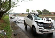 Batida entre caminhão e caminhonete deixa motorista ferido na SP-425