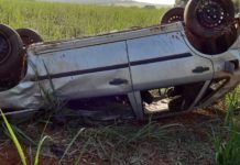 Jovens morrem após carro capotar em rodovia