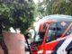 Ônibus e veículo batem em esquina com Semáforo