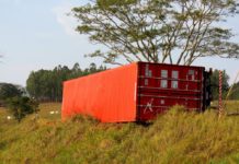Após estouro de pneu, caminhão com carga de amendoim tomba em alça de acesso à SP-294