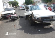 Acidente entre moto e dois veículos na rua Ipiranga esquina com 15 de Novembro