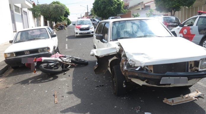 Acidente entre moto e dois veículos na rua Ipiranga esquina com 15 de Novembro