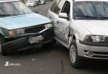 Acidente entre veículos na região central apenas com danos materiais