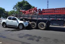Caminhonete em fuga colide com caminhão na Raposo Tavares