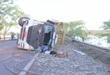 Caminhão carregado com cana tomba em ponte de rodovia; uma morte foi confirmada