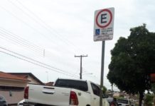 Pais reclamam da maneira como alguns motoristas estacionam em frente Escola nos horários de pico