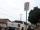 Pais reclamam da maneira como alguns motoristas estacionam em frente Escola nos horários de pico