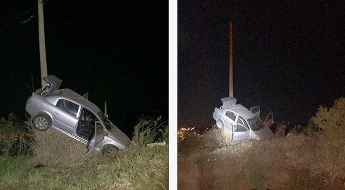 Carro colide contra poste na rodovia Cmte. João Ribeiro de Barros