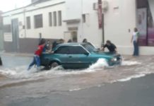 Temporal arrasta veículos, derruba árvores e destelha imóveis em Tupã