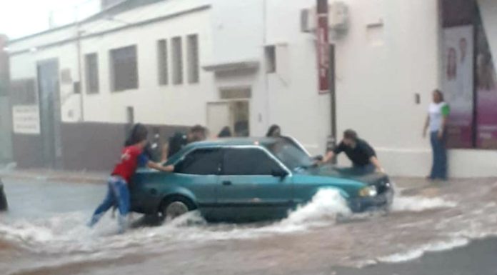 Temporal arrasta veículos, derruba árvores e destelha imóveis em Tupã