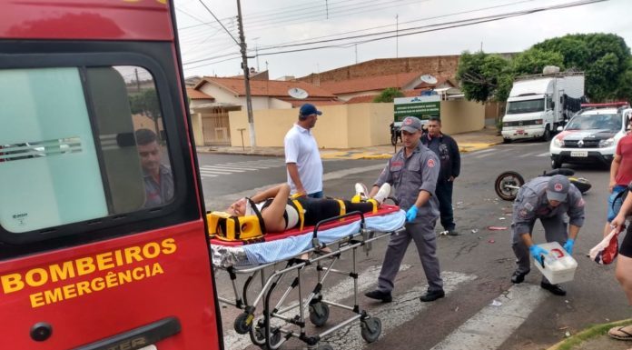 Moto e carro se envolvem em acidente em cruzamento da av. Washington Luiz em Dracena