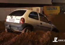 Acidente na avenida dos Expedicionários, carro cai em buraco de água e esgoto. Local estava devidamente sinalizado