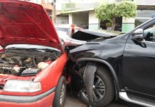 Momento do acidente ocorrido hoje na esquina da av. Presidente Roosevelt com a rua Ipiranga