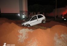Veículo cai em buraco na avenida dos Expedicionários, avó e neta foram socorridas