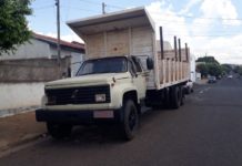 Moradores reclamam de caminhão que está estacionado em rua há mais de mês