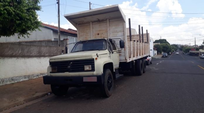 Moradores reclamam de caminhão que está estacionado em rua há mais de mês