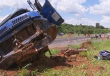 Três pessoas morrem em acidente entre carro e caminhão em trevo da BR-153