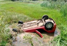 Motorista é resgatado em estado grave após carro cair em lagoa e ficar submerso no interior de SP