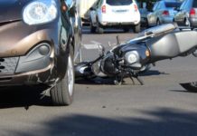 Mecânico de motos fica ferido em acidente perto da igreja Matriz em Dracena