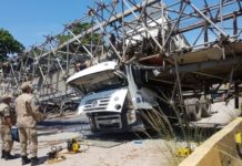 Passarela desaba e atinge veículos na Marginal Tietê