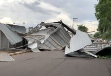 Vendaval arranca cobertura das barracas das entidades no Poliesportivo