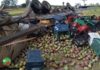 Caminhão com carga de manga tomba na SP-294 e motorista fica ferido